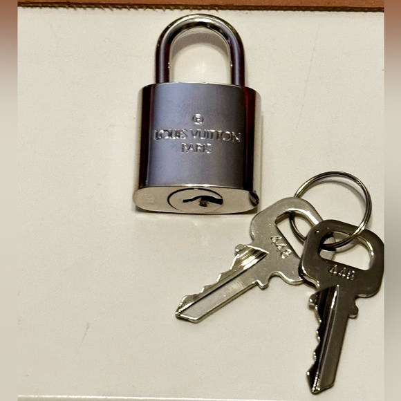 Louis Vuitton Silver Lock & Keys 448 - Picture 3 of 4